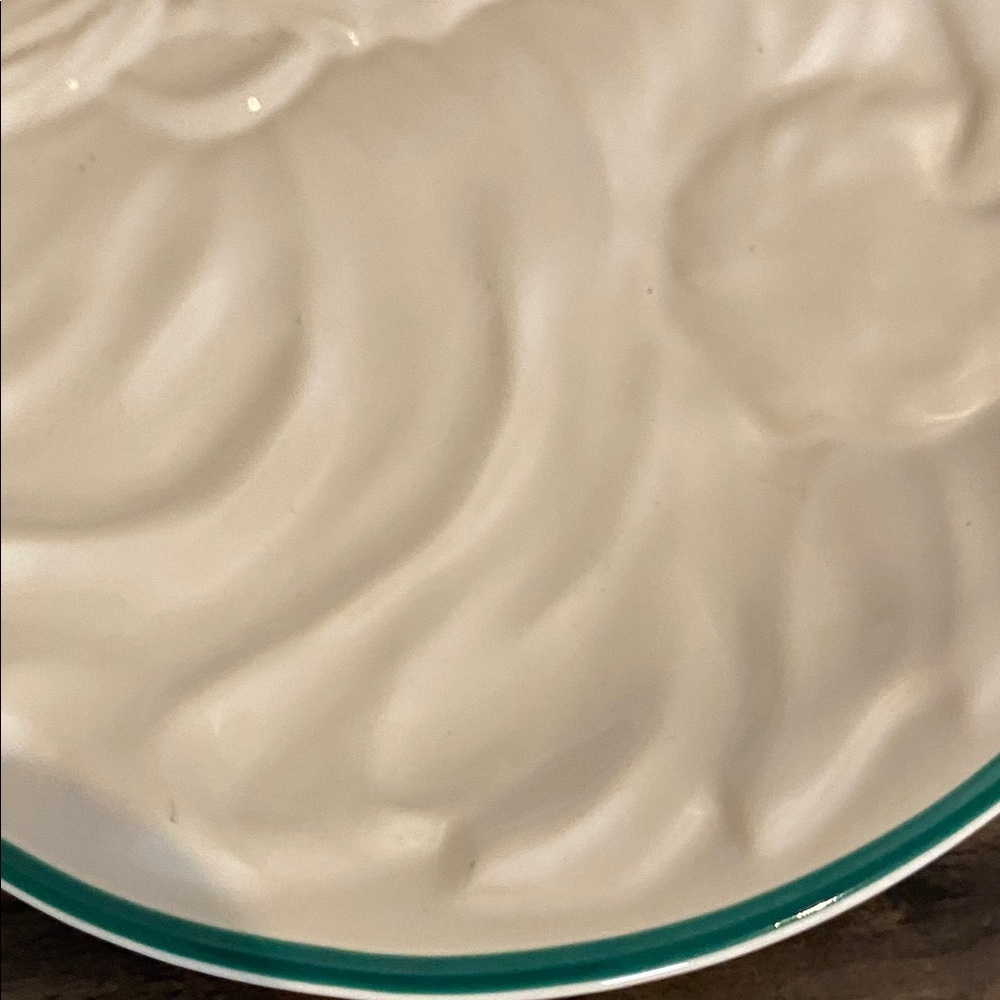Pfaltzgraff Winterberry Embossed Santa Claus Ceramic Plate with Green Trim. - Picture 6 of 10